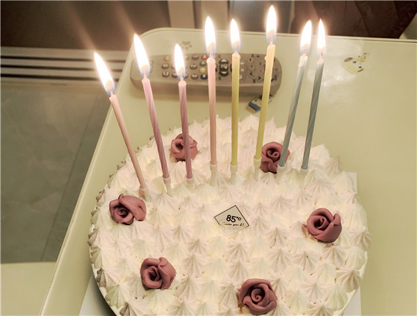 凌晨回家后爱人准备的生日蛋糕.jpg
