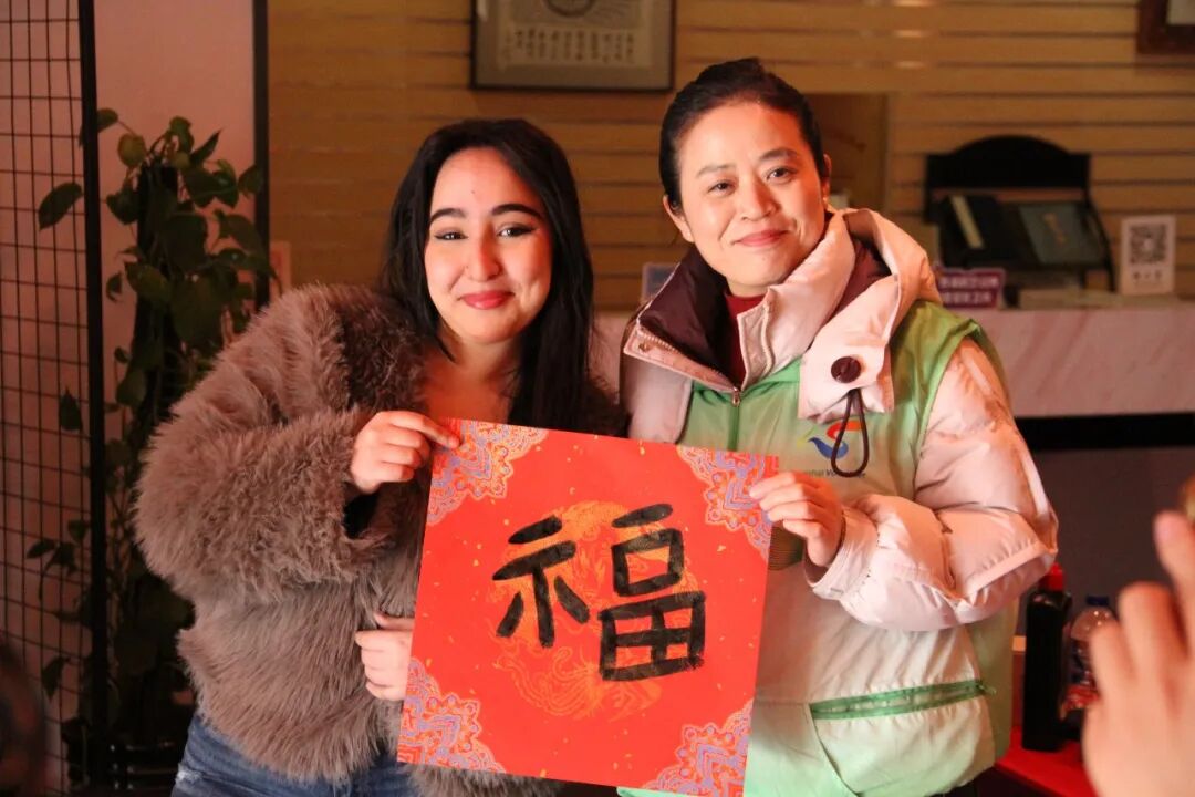 我们的节日·春节 | 中外居民古砖寻“马”，写福拓印贺新春