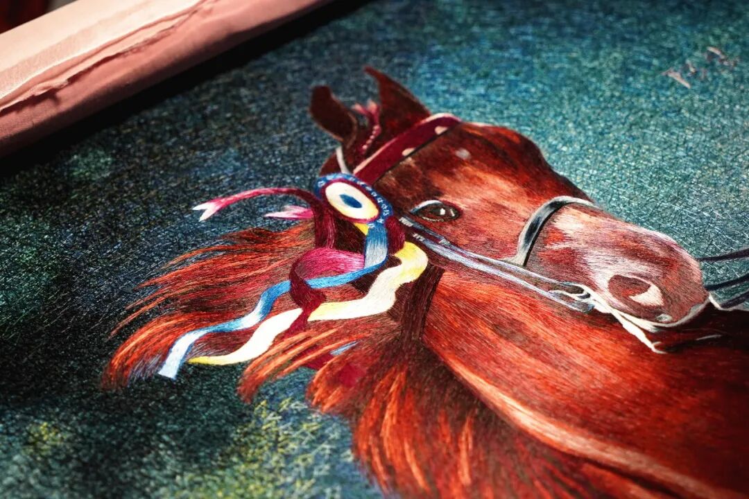 77万针！她用丝线绣出“会发光”的骏马