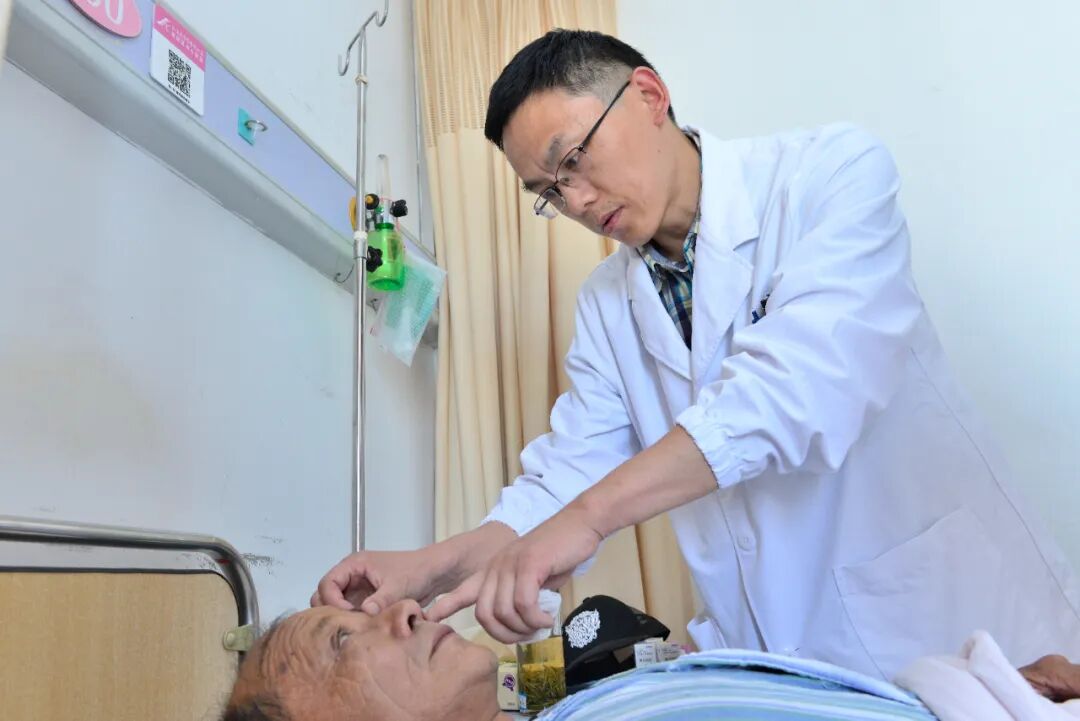 12年13次赴高原！嘉定医生曹文捷获评全国“三下乡”标兵，600台手术照亮雪域