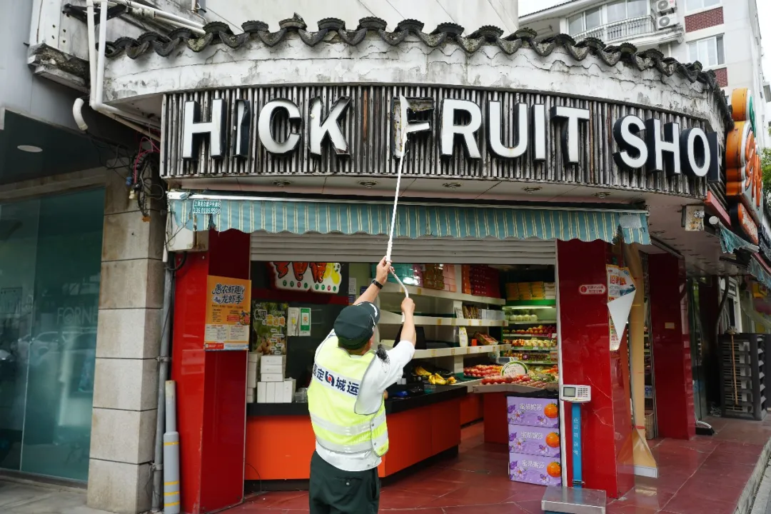 嘉定城运紧盯沿街小微设施，排查“头顶上的风险”