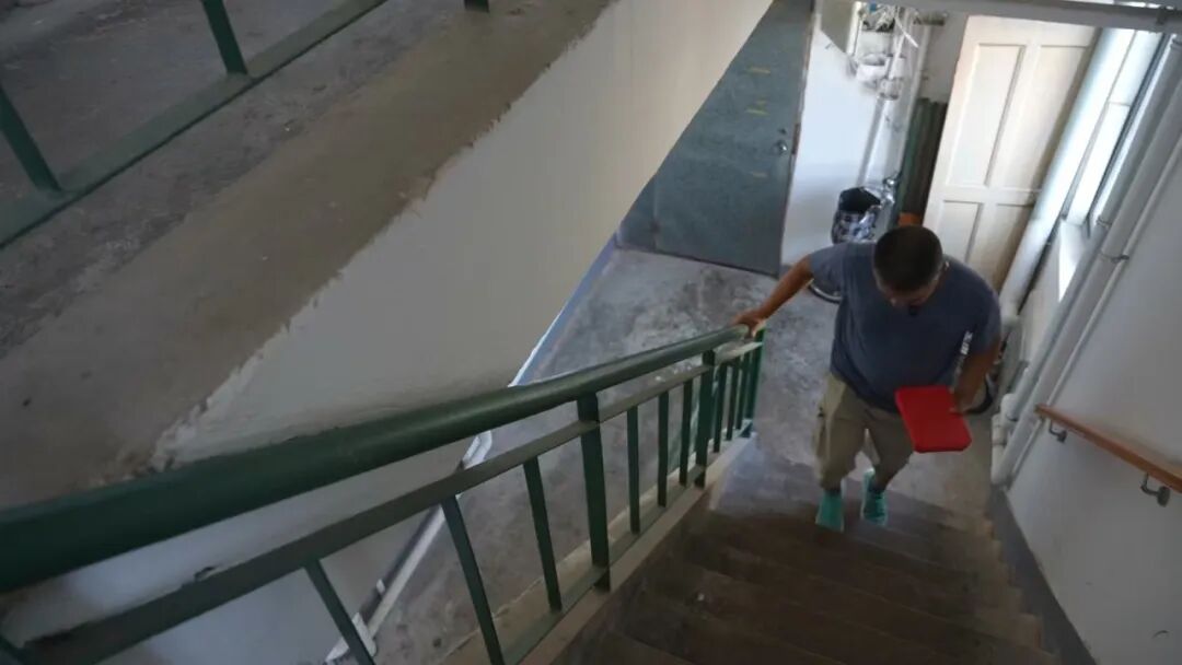 两小时，五十户，爬楼百余层：助老餐“送餐老兵”的高温时速
