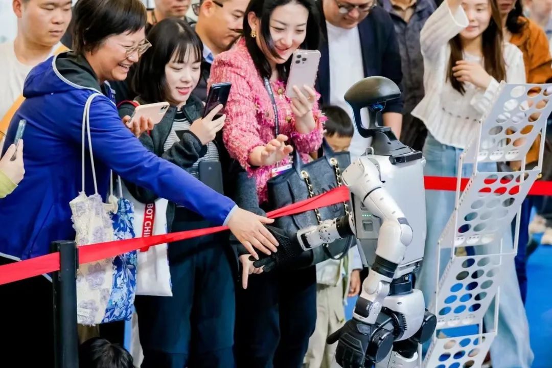 能踢球、会空翻，“顶流”机器人、机器狗齐聚嘉定！快带孩子来看看↑