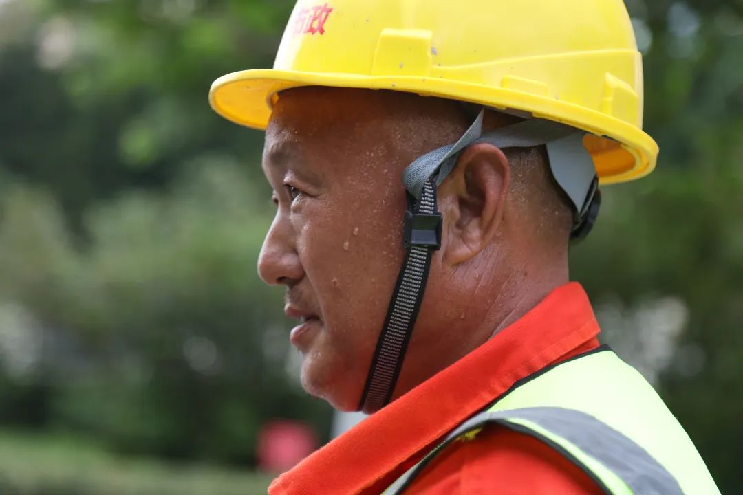 顶烈日战高温丨道路养护人以汗水铺就平安坦途