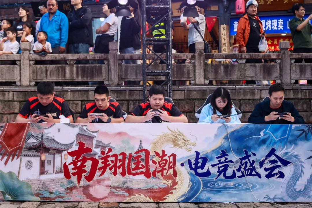 双塔之下峡谷争锋！这场国潮电竞赛点燃青春氛围