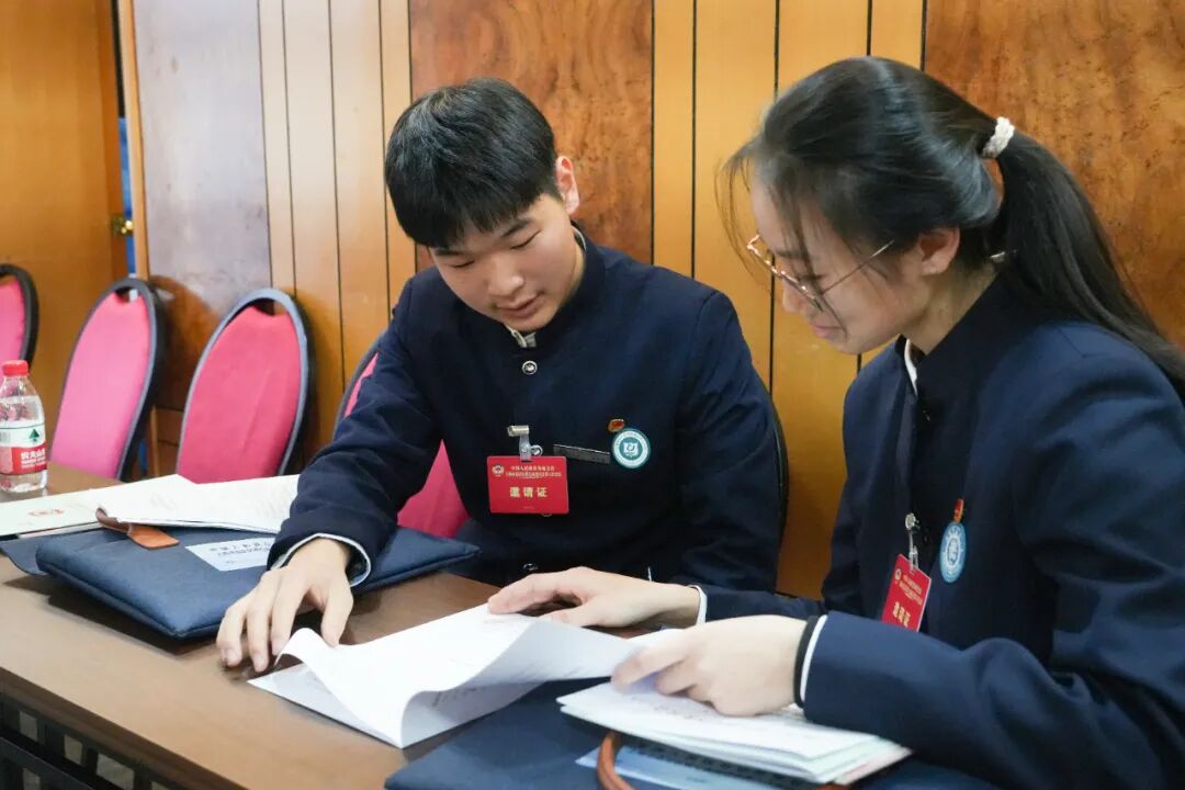 学生代表首次受邀参加嘉定区政协七届六次会议