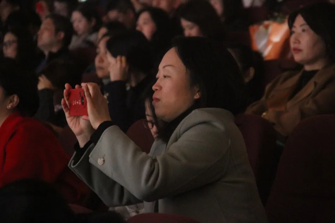 家长观看成人仪式-581396.jpg
