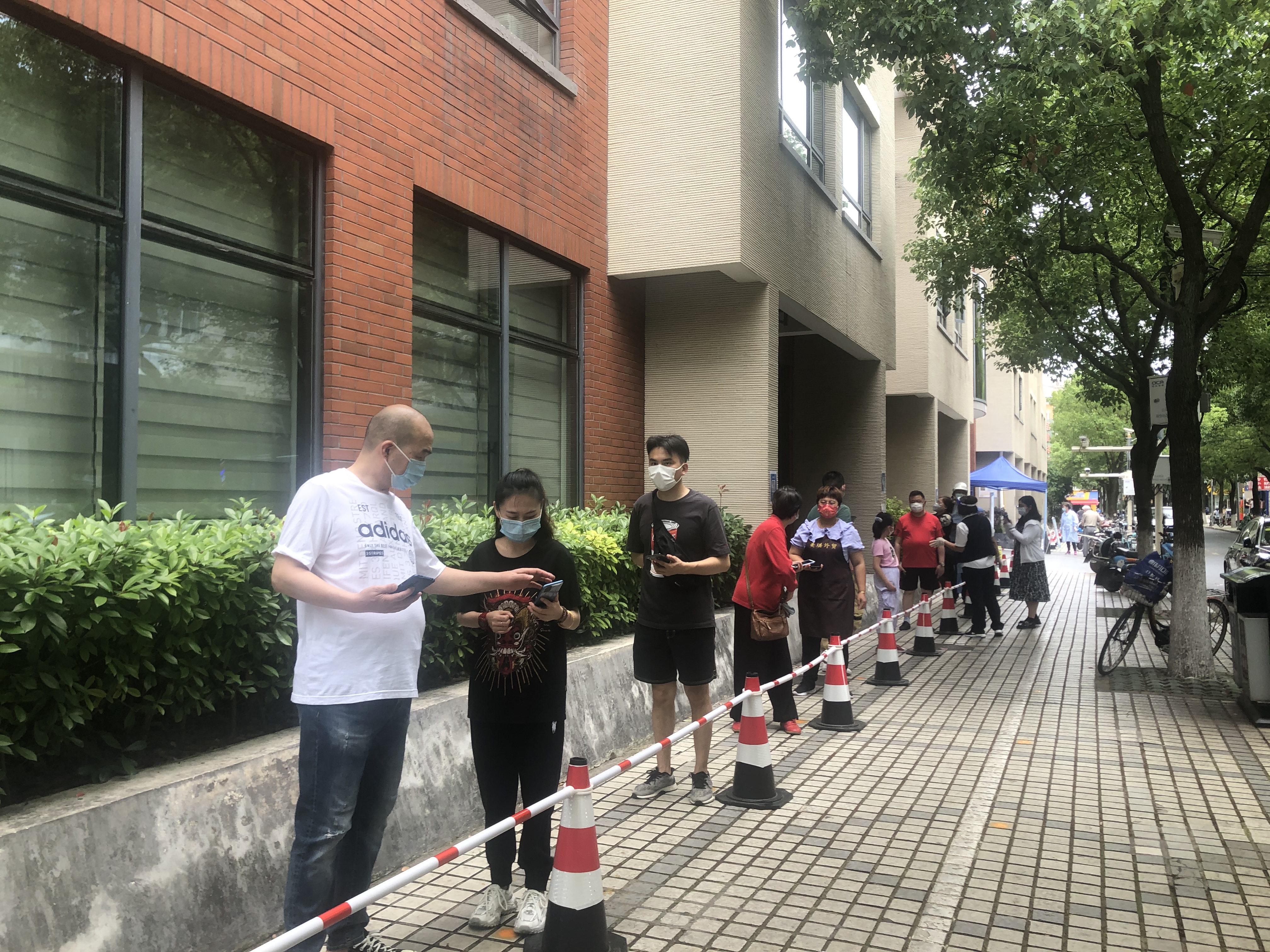 排队采核酸.jpg