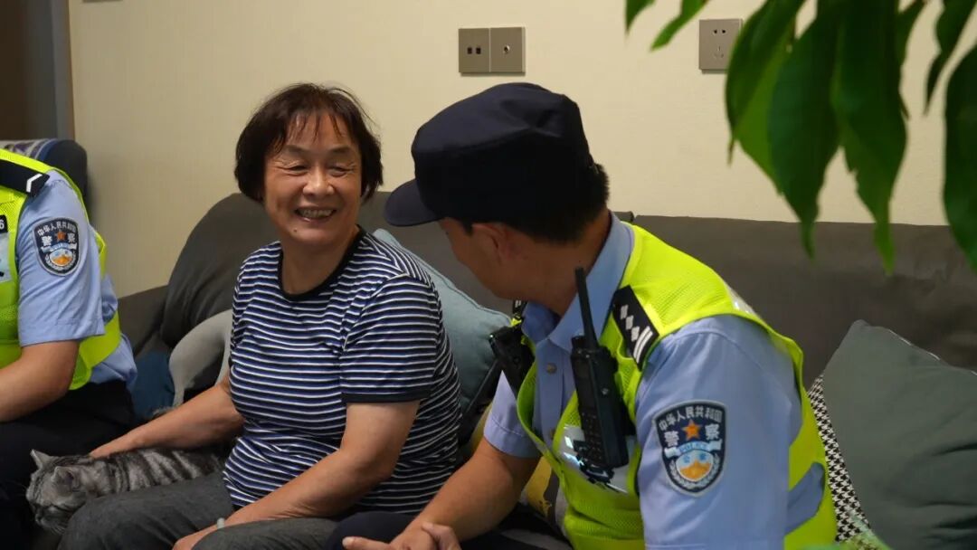节日我在岗｜社区民警：一句叮嘱，一声回应，他们用脚步守护节日平安